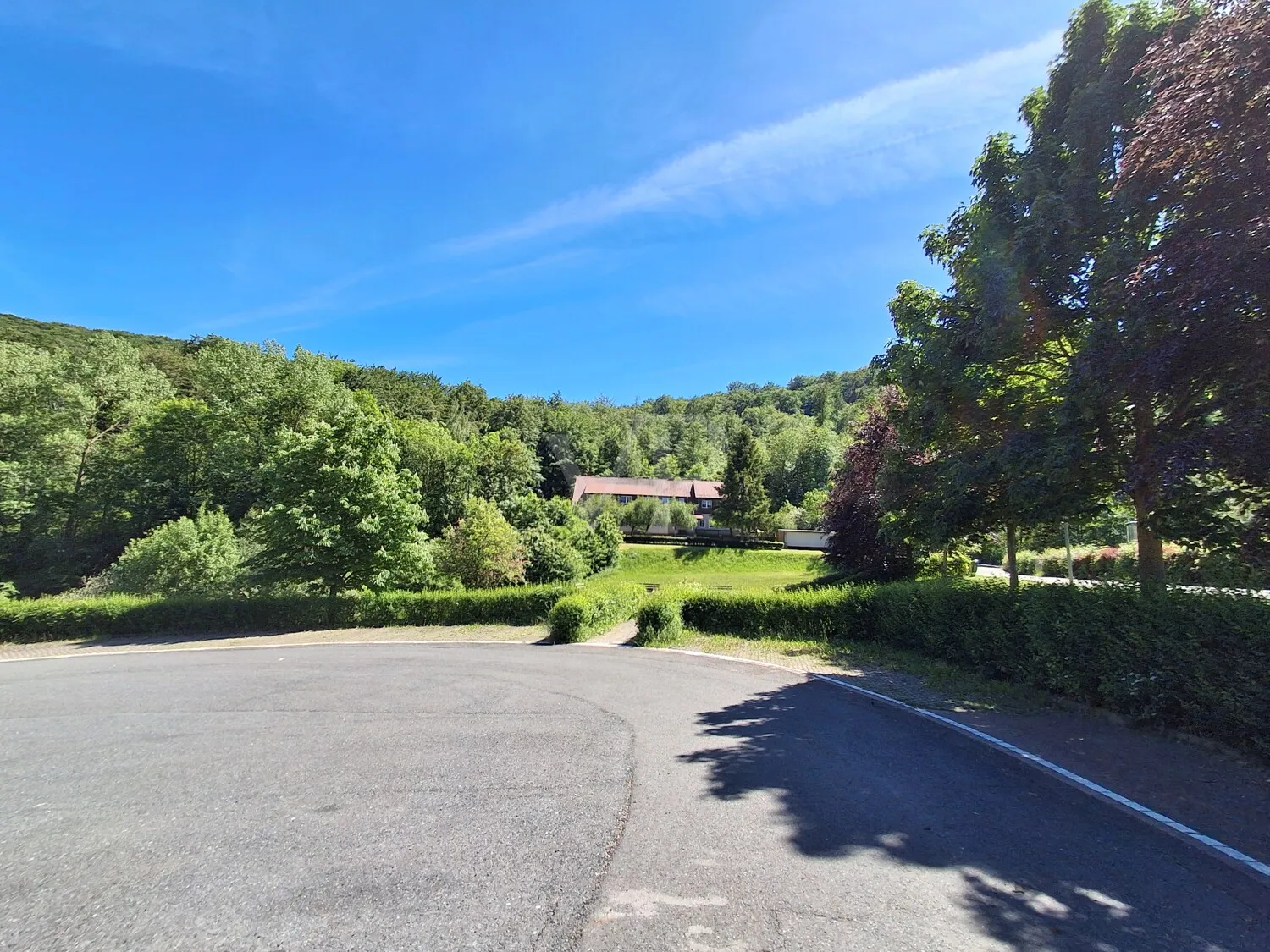 Ansicht zentraler PKW Stellpatzbereich mit Blick Waldgaststätte