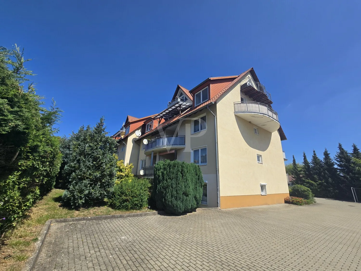 Ansicht Südwesten mit Stellplatzbereich