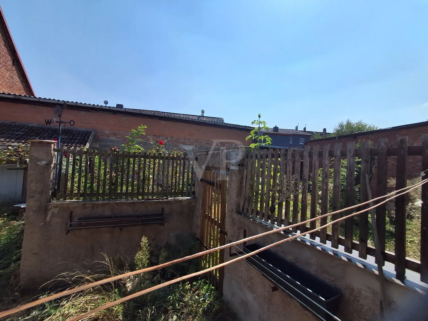 Ansicht Innenhof mit kleinem Hochgartenbereich