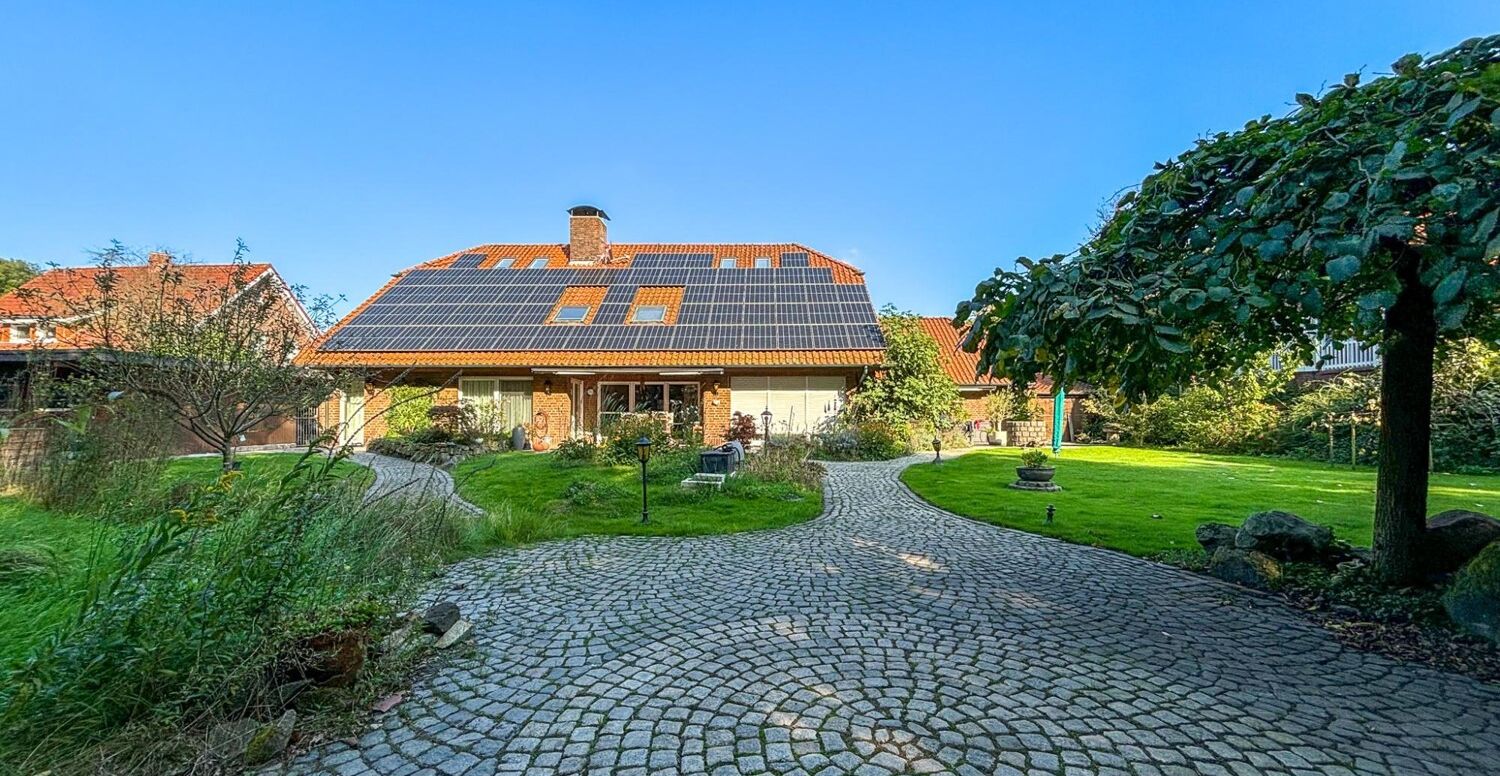 Charmantes Landhaus mit großzügiger Ferienwohnung und weitläufigem Garten
