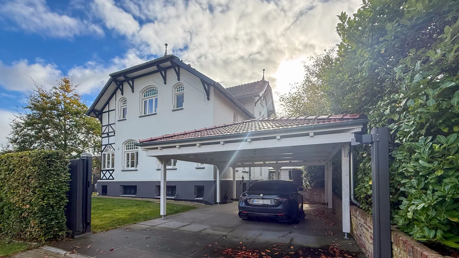 Seitenansicht mit Carport