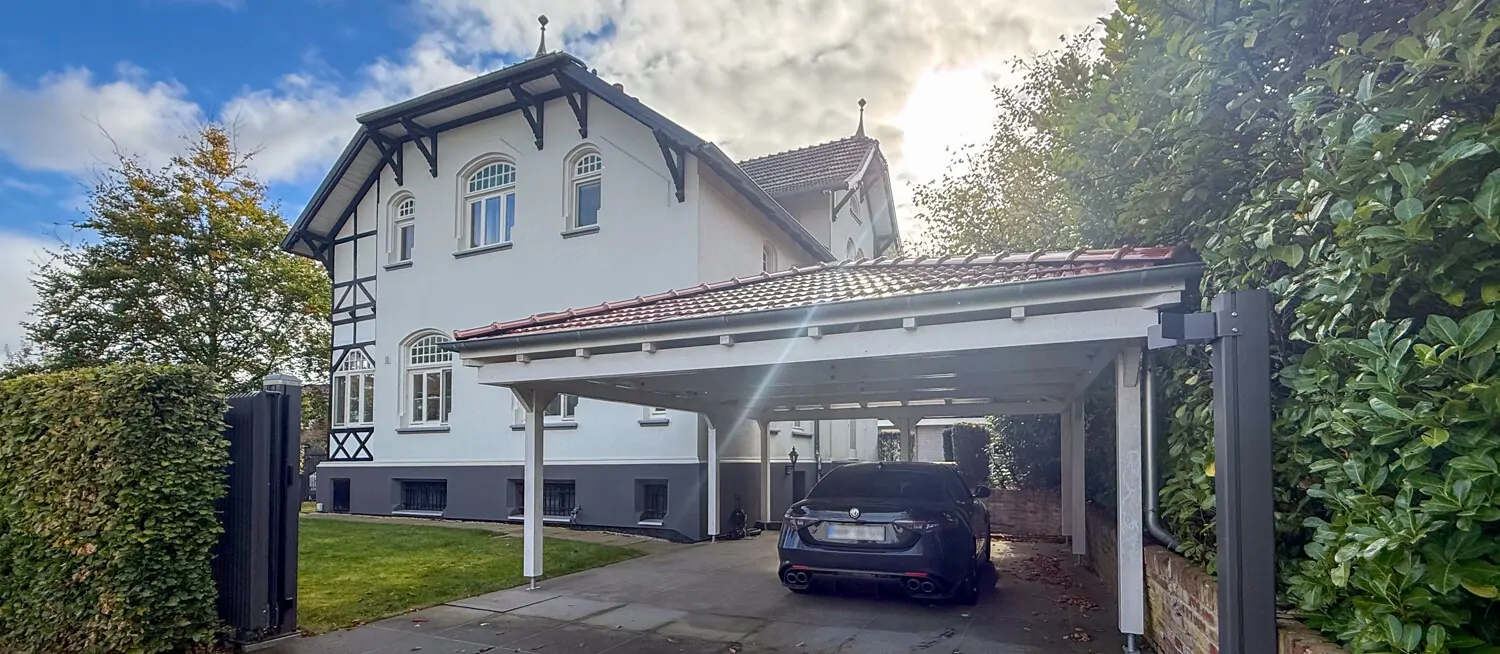 Seitenansicht mit Carport