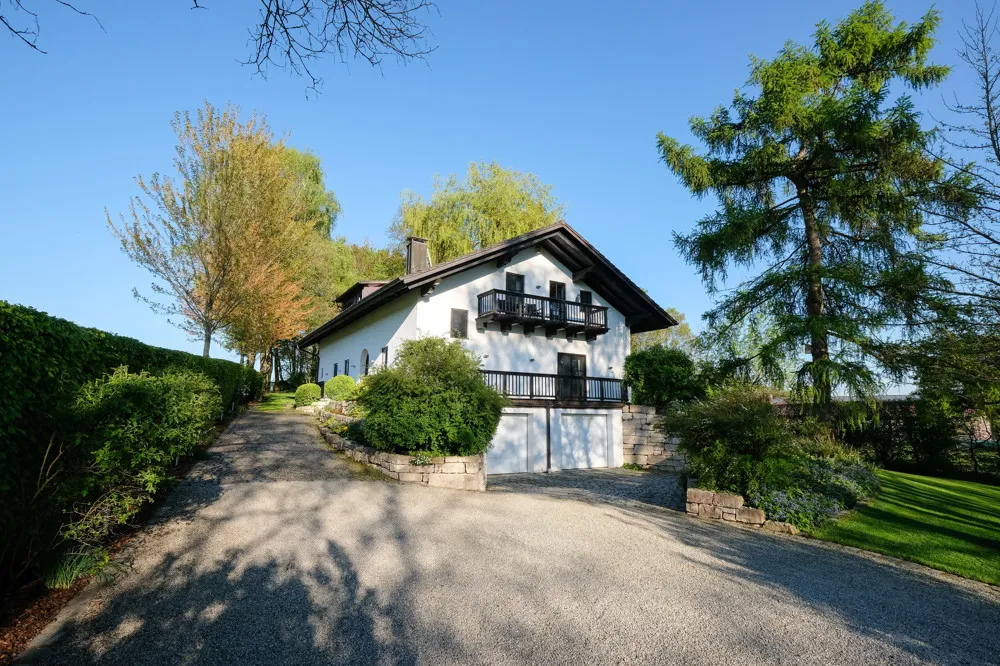 Kiesauffahrt und Doppelgarage