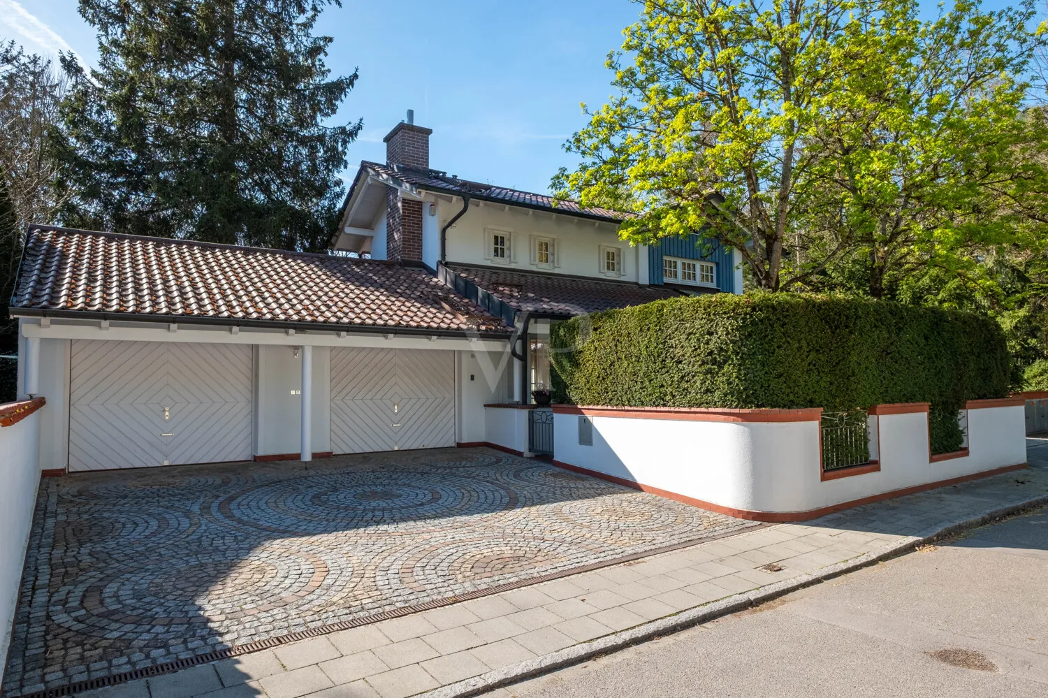 Doppelgarage am Haus