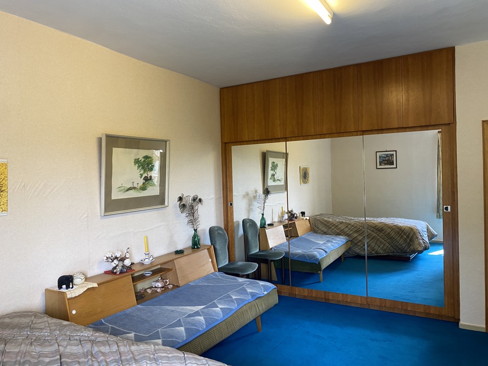 Schlafzimmer mit großem Kirscholz-Einbauschrank