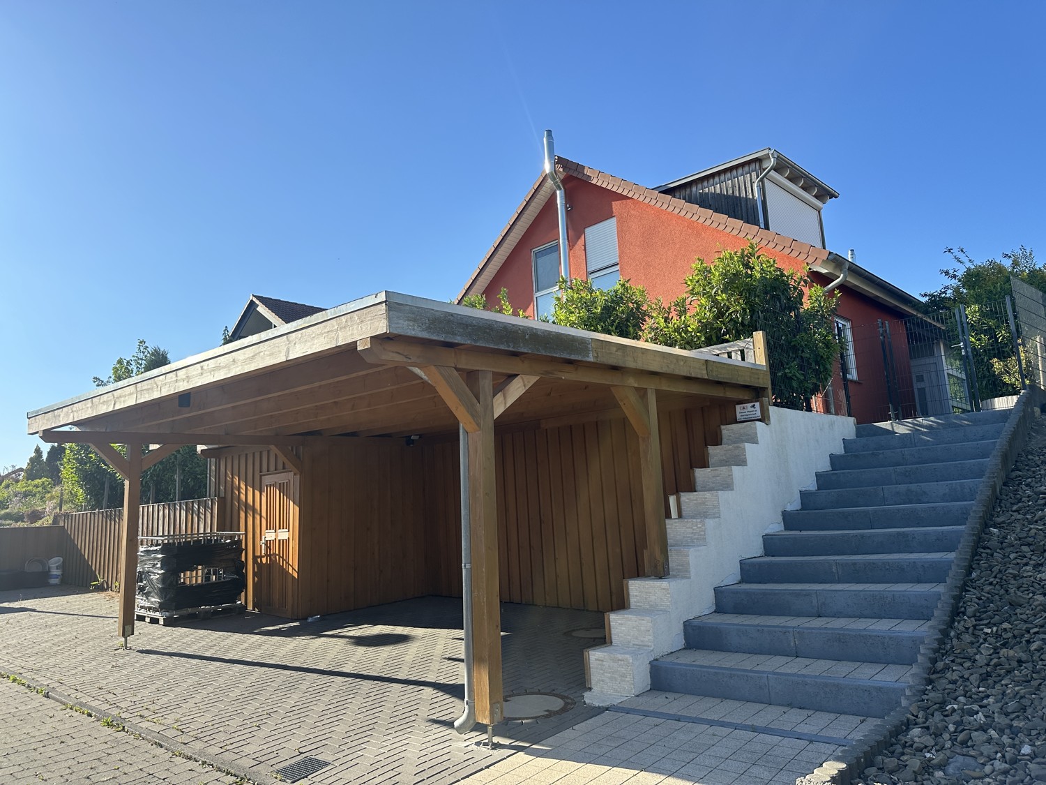 Außenansicht mit Carport