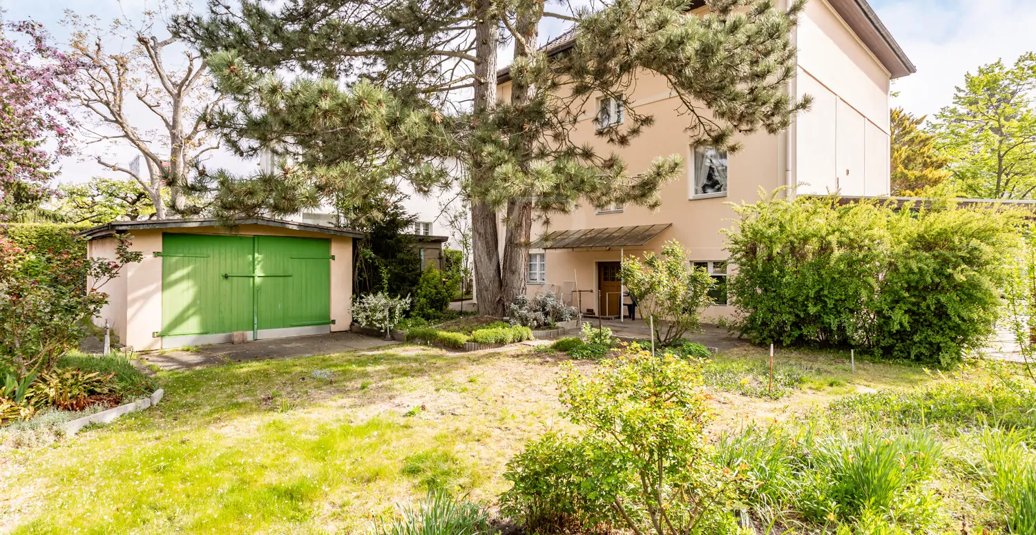 Gartenansicht mit Nebengelass