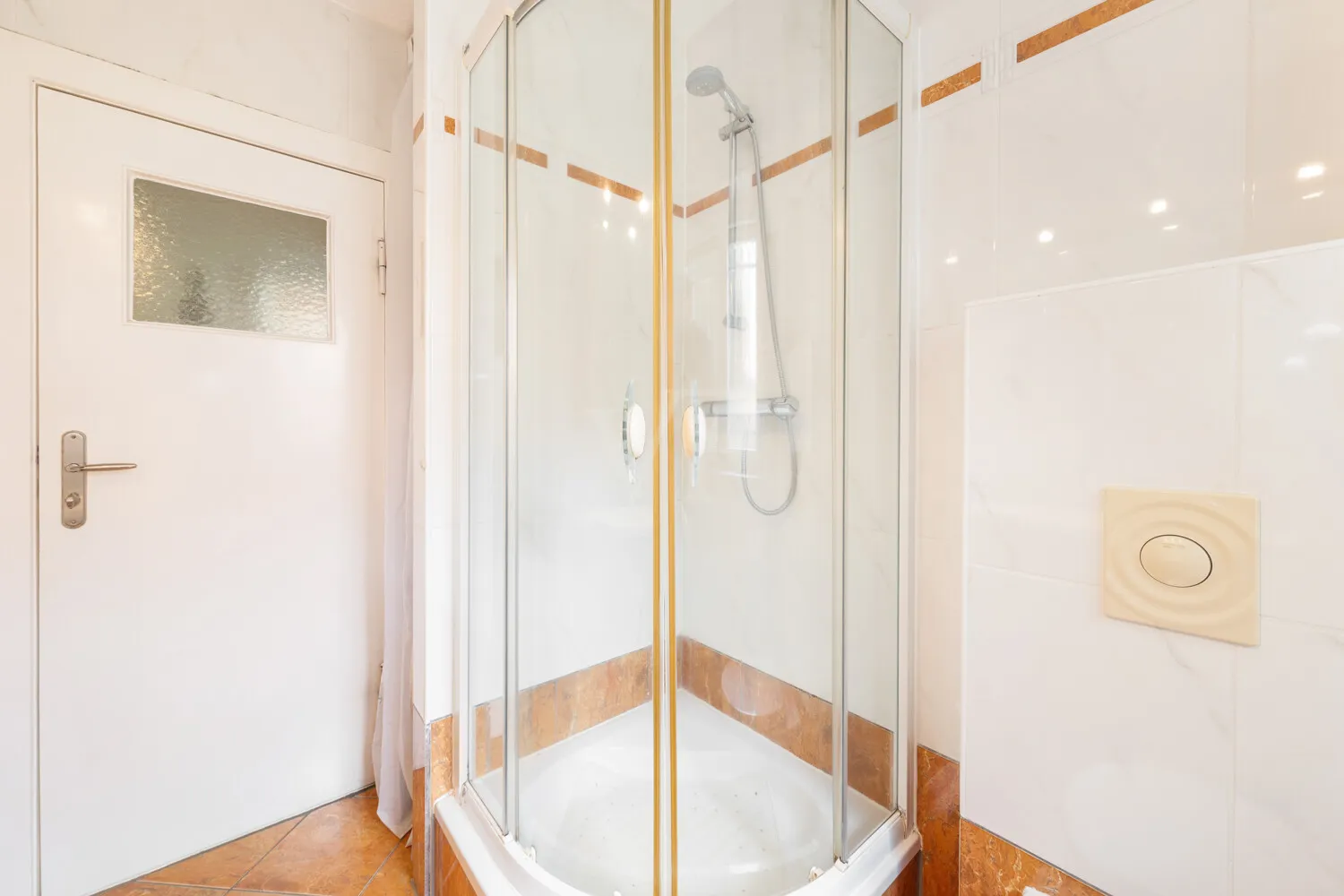 Badezimmer mit Dusche