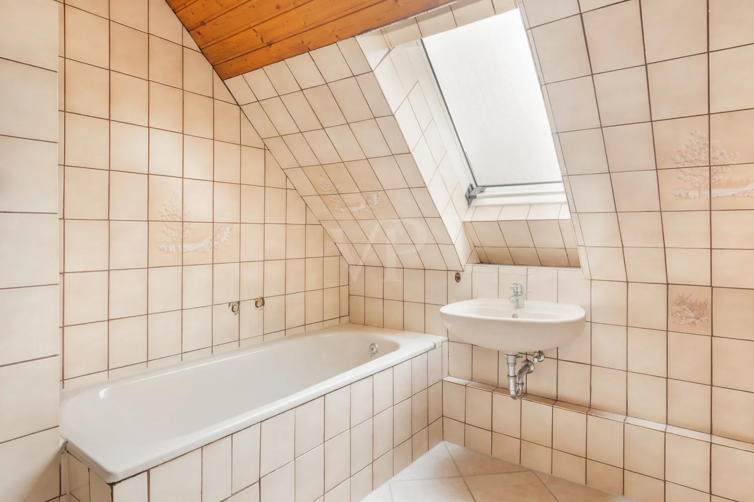 Badezimmer mit Badewanne & Dusche