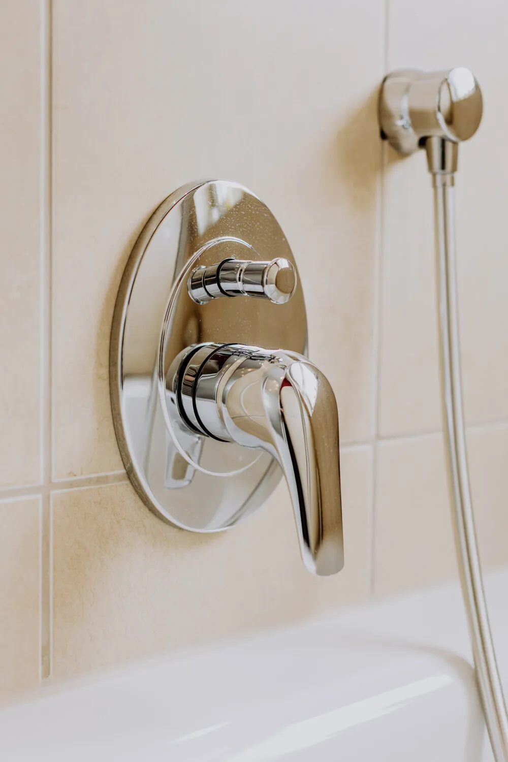 Armatur der Eckbadewanne