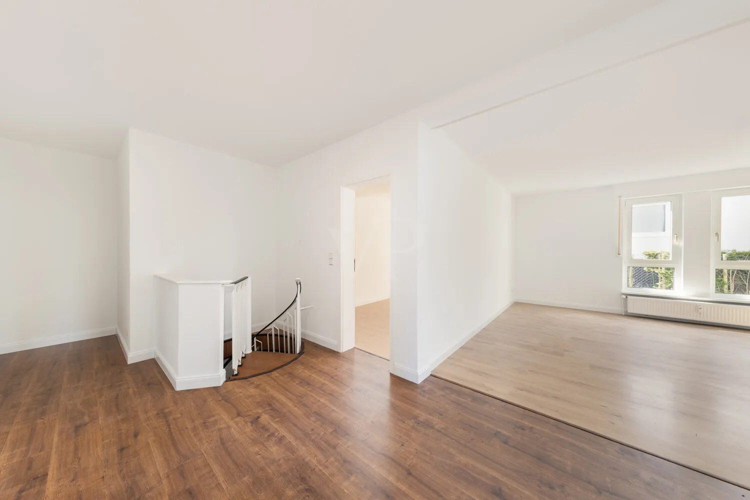 geräumige & offene Diele, mit Wendeltreppe ins Souterrain