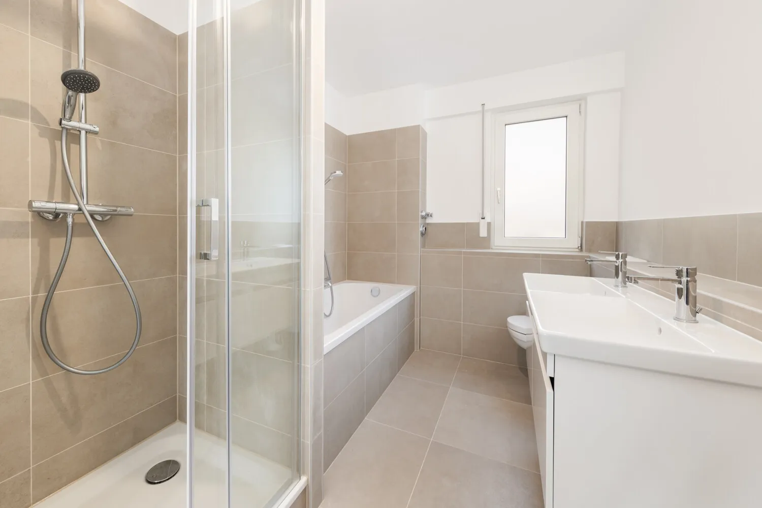 neuwertiges Badezimmer mit Badewanne & Dusche