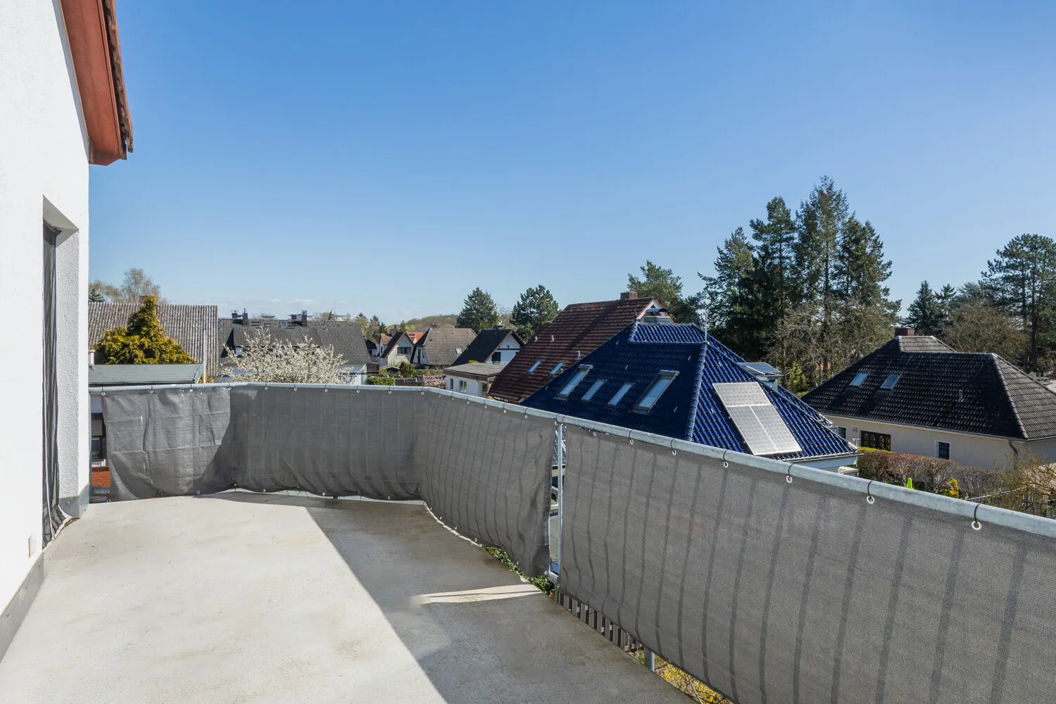 großzügige Südterrasse mit Blick ins Grüne