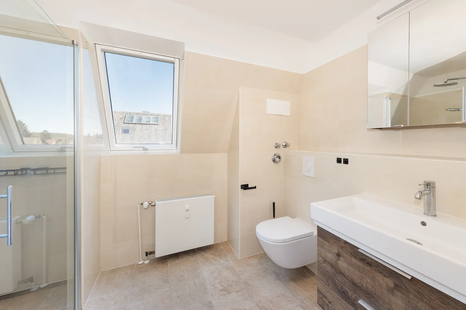 Tageslichtbad mit Walk-In-Dusche