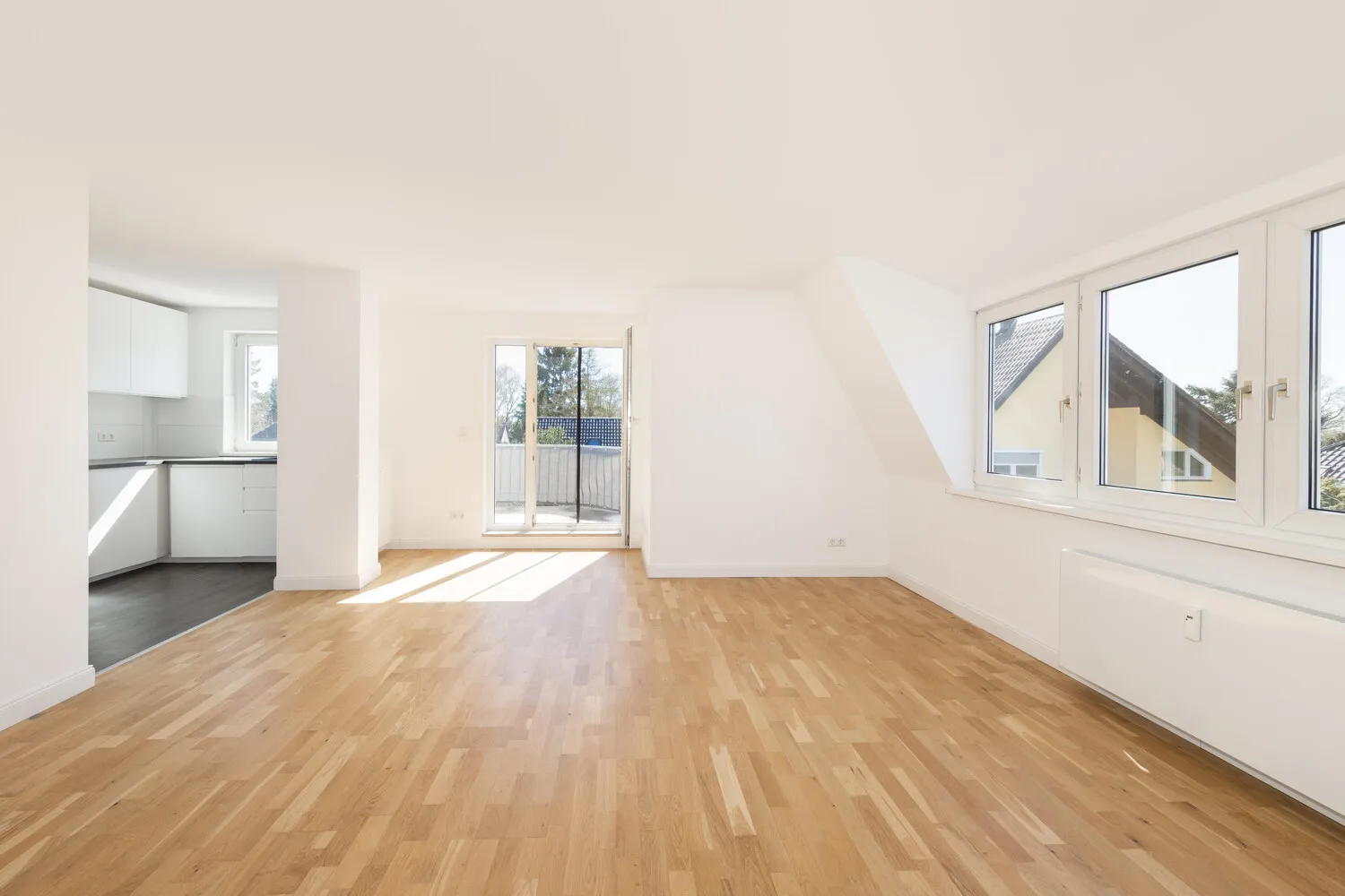 Zimmer 2/Wohnbereich mit offener Küche und Zugang zur Südterrasse
