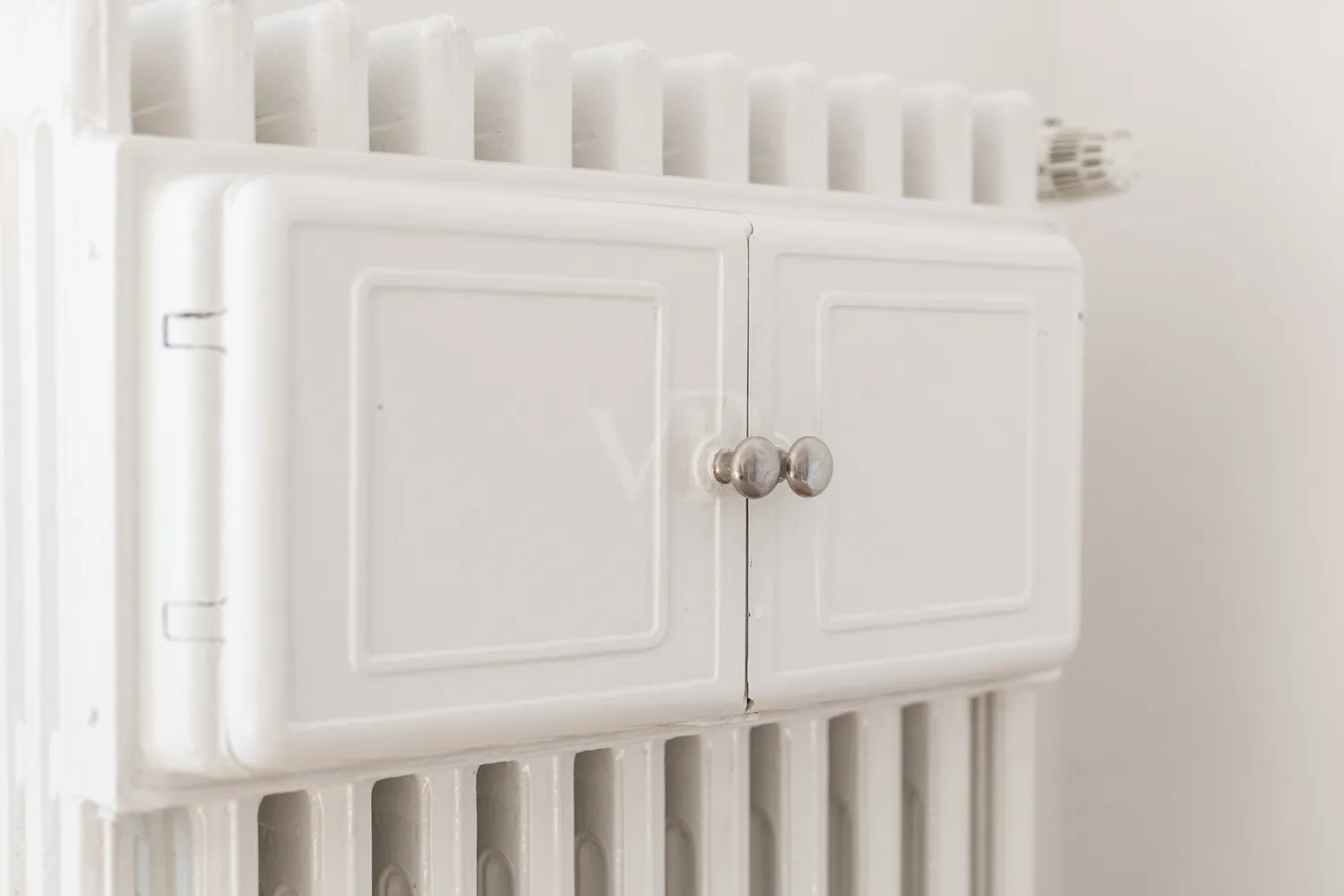 Detailansicht gusseiserner Heizkörper mit Warmhaltekammer