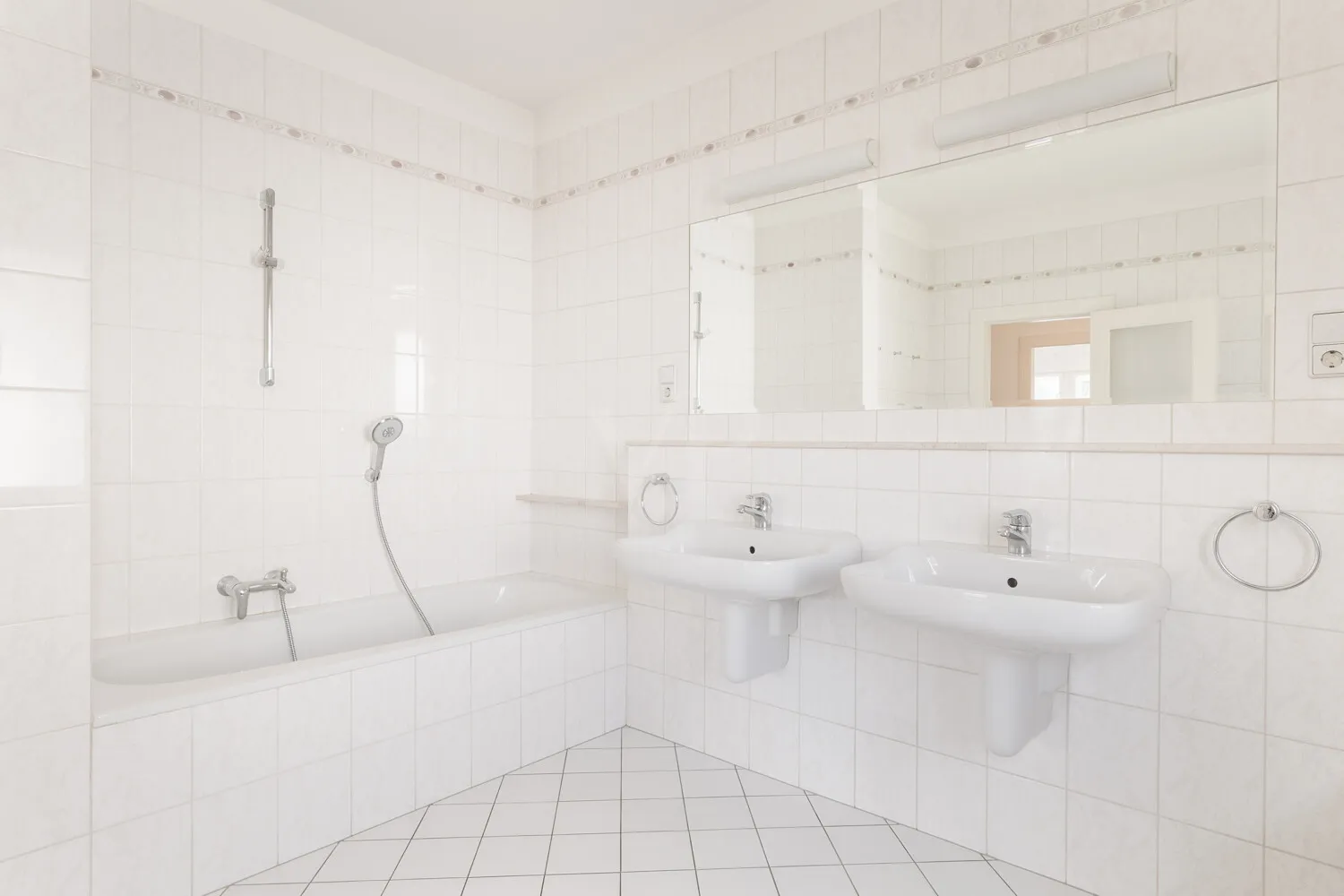 Badezimmer 1 mit Badewanne