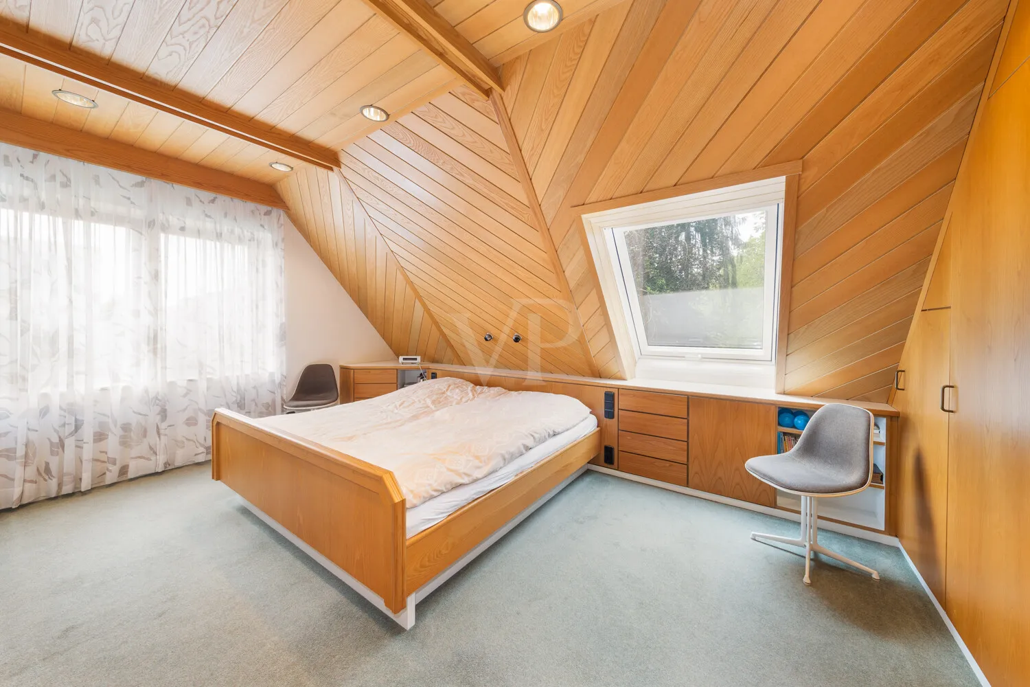 Schlafzimmer 1 im OG mit Einbauschränken