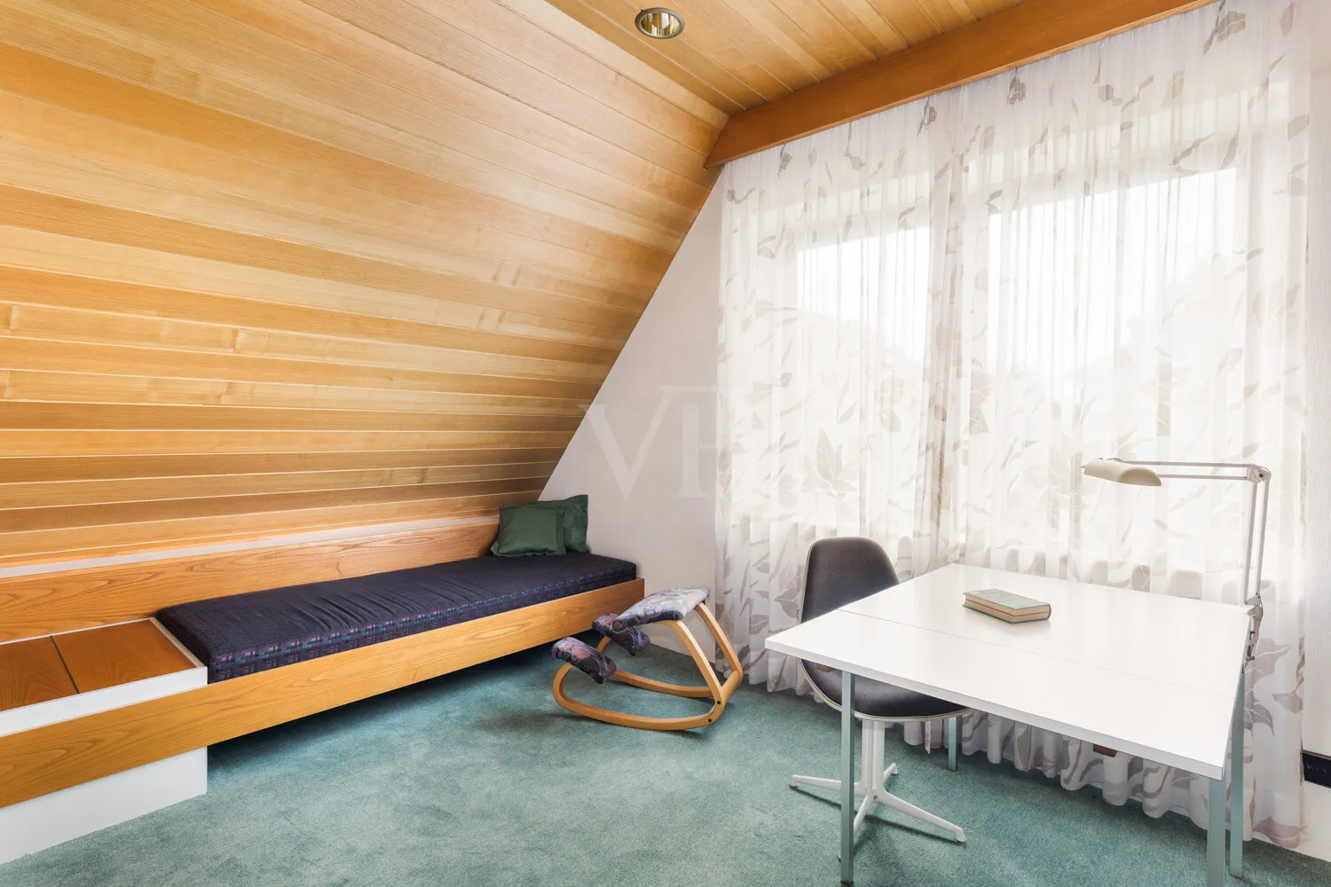 Schlafzimmer 2 im OG mit Einbauschrank