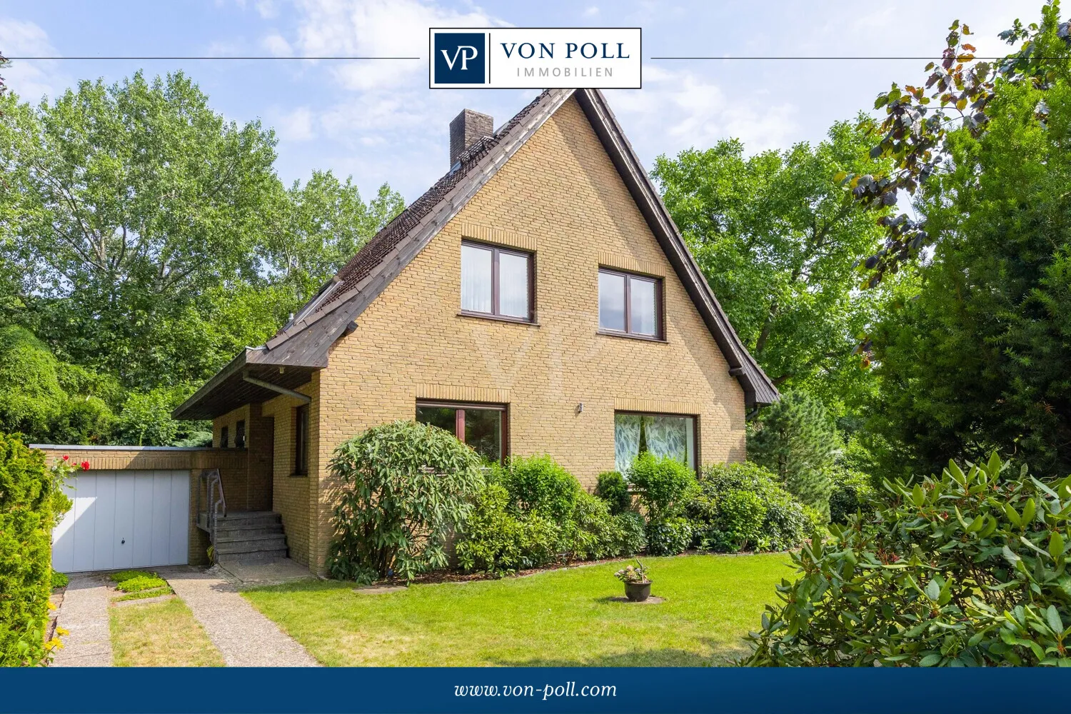 Hausansicht von vorne mit Blick auf den Hauseingangsbereich und die Garage