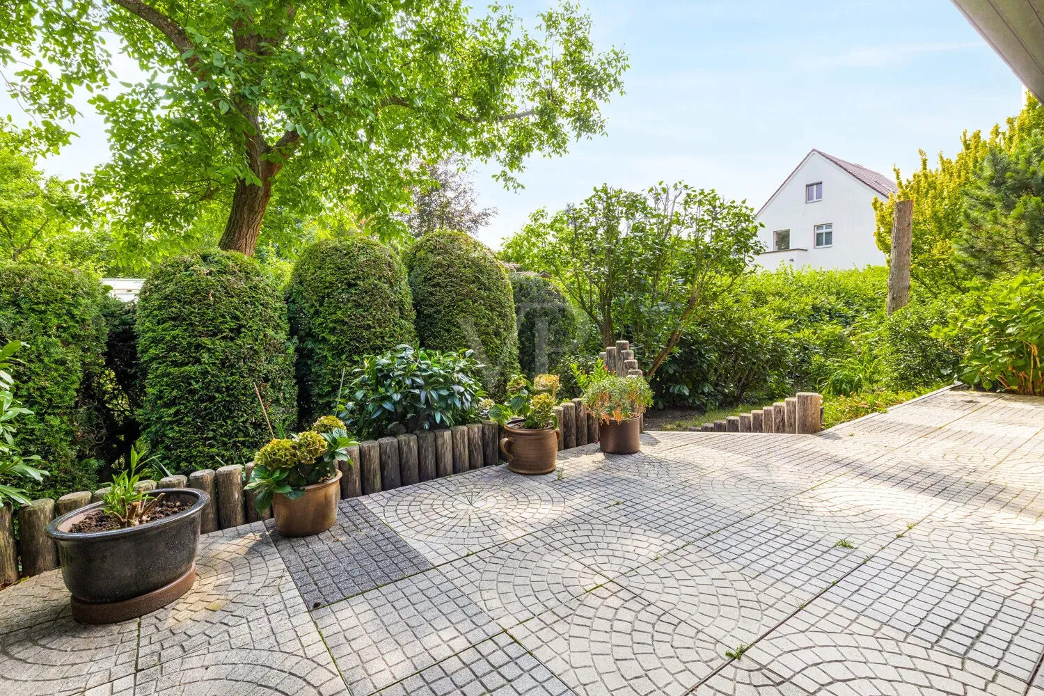 Süd-West-Terasse mit Blick in den Garten