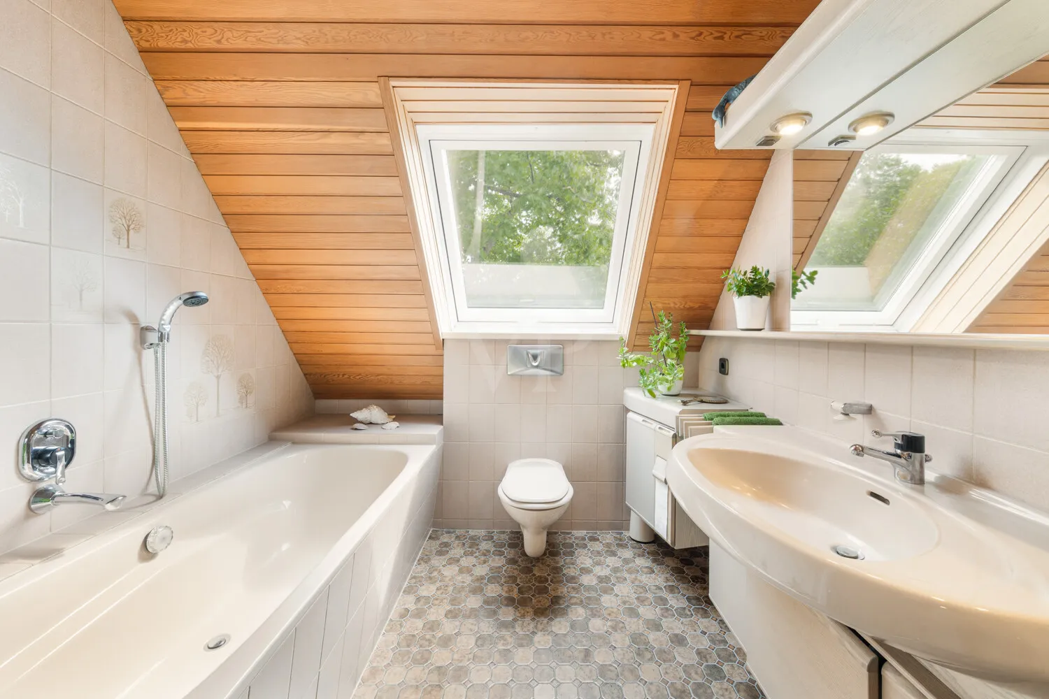 Familienbad im OG mit Badewanne und Dusche