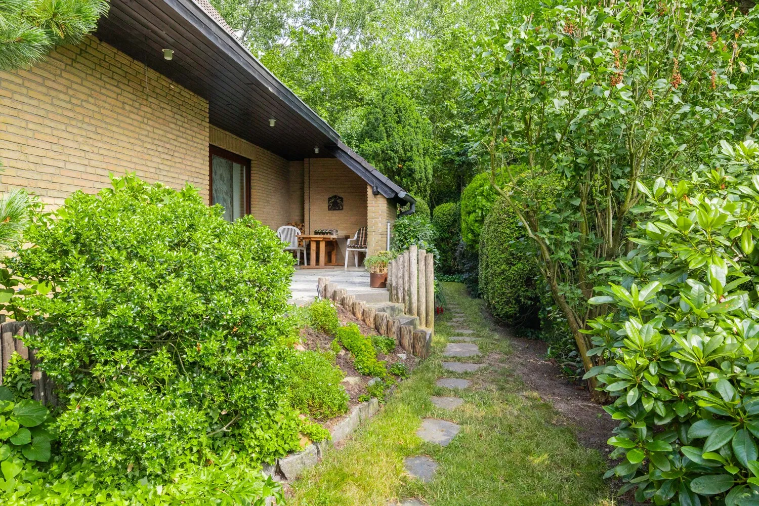 Blick aus dem Garten auf die Süd-West-Terrasse