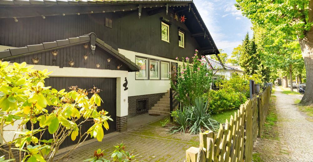 Ansicht mit Garage