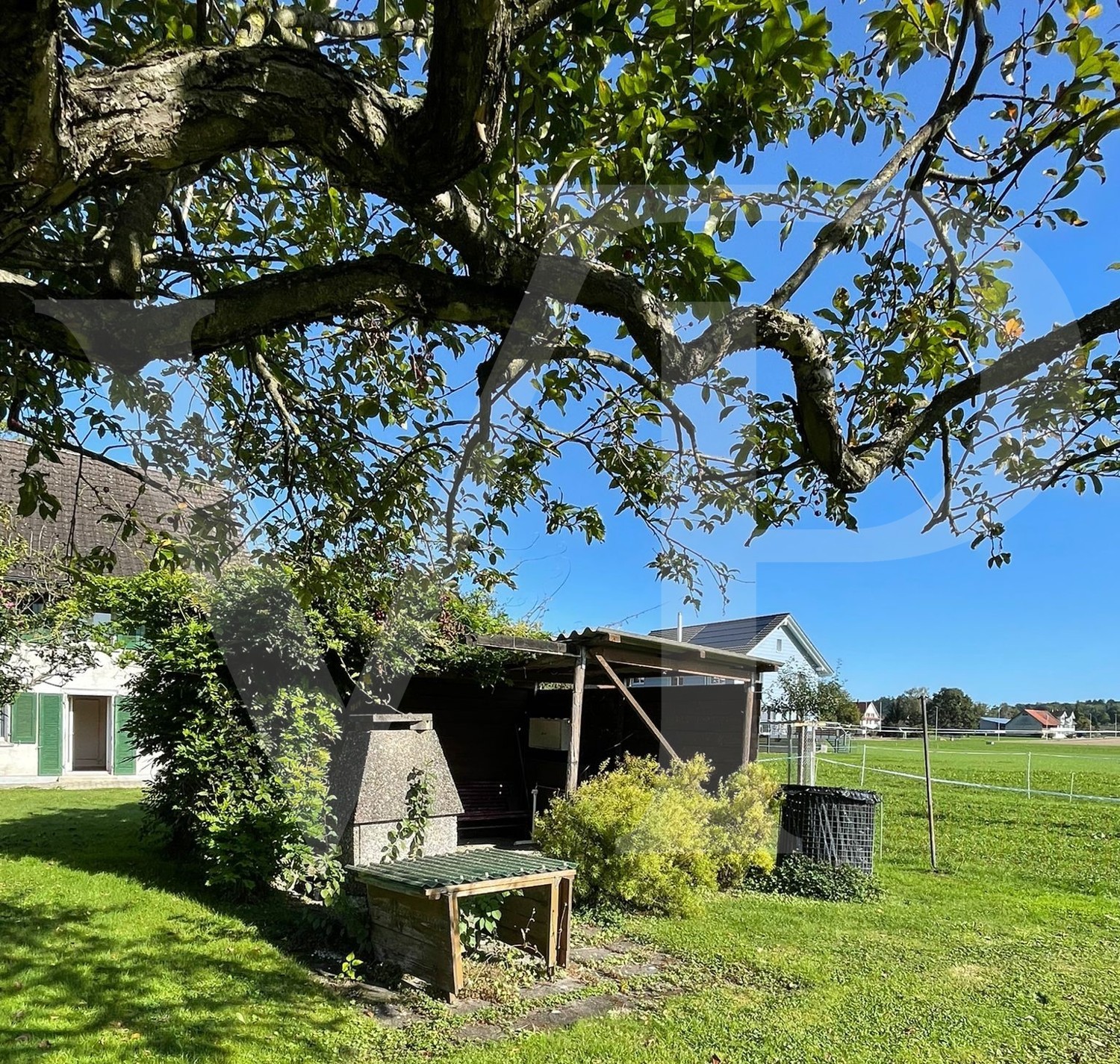 Ländlich gelegene Doppelhaushälfte mit viel Potential und grossem Garten