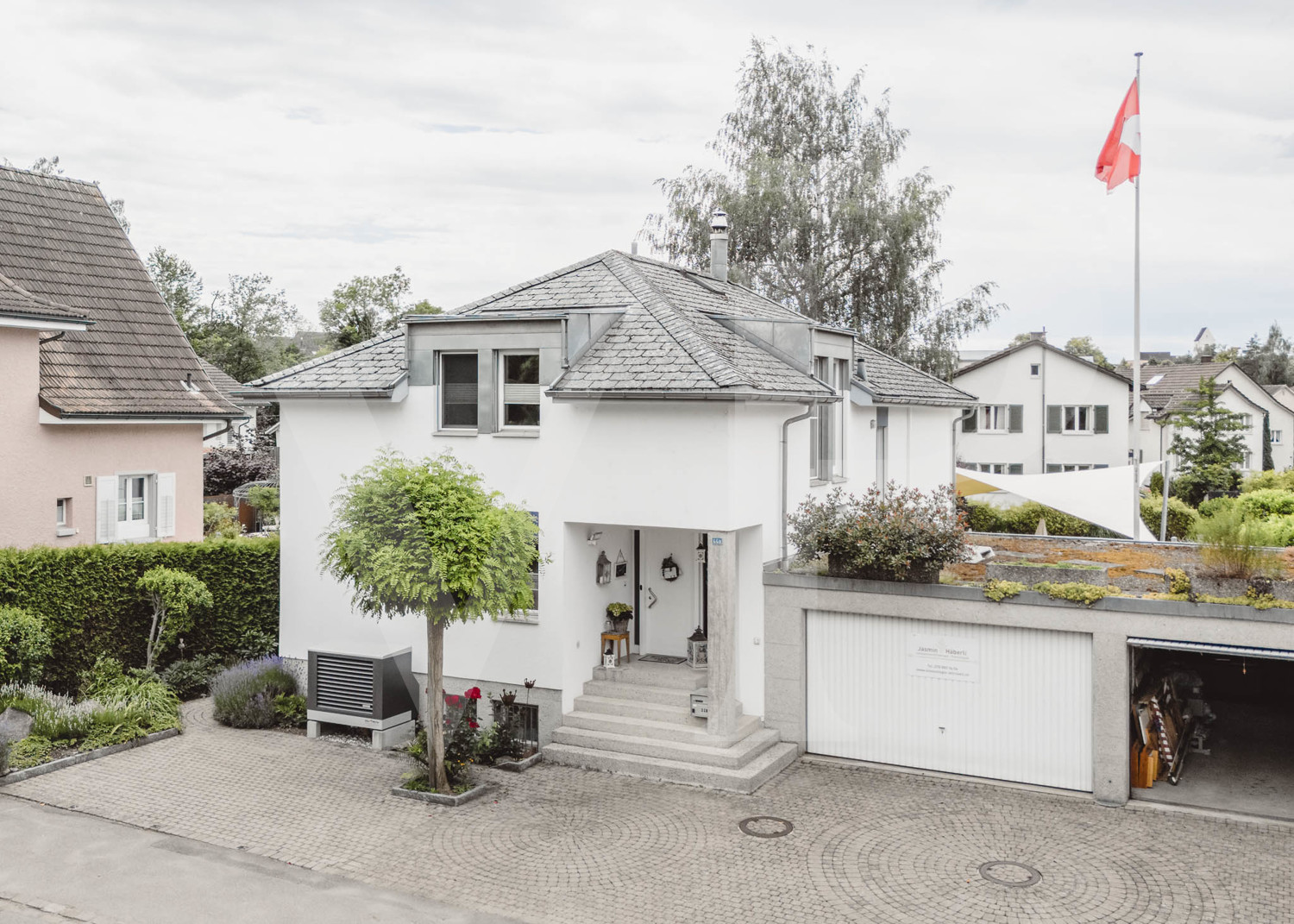 Modernes Einfamilienhaus mit liebevoll angelegtem Garten