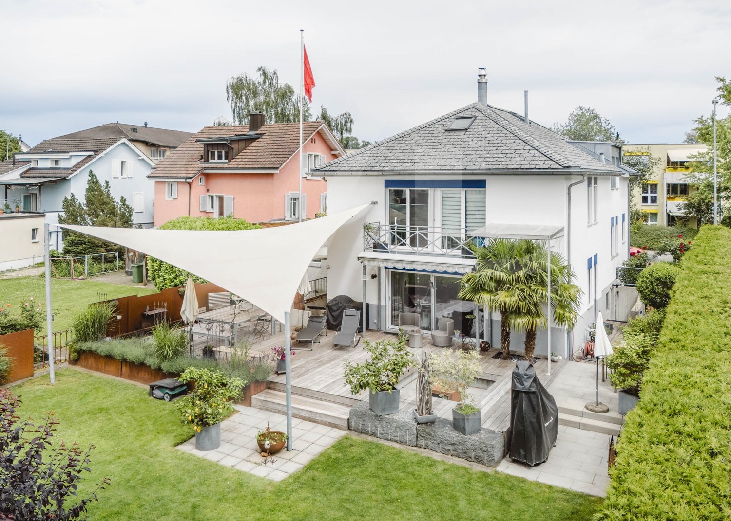 Modernes Einfamilienhaus mit liebevoll angelegtem Garten