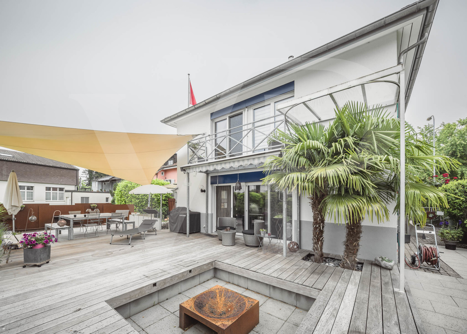 grosszügige Terrasse mit Sonnensegel und Brunnen mit Wasserfall