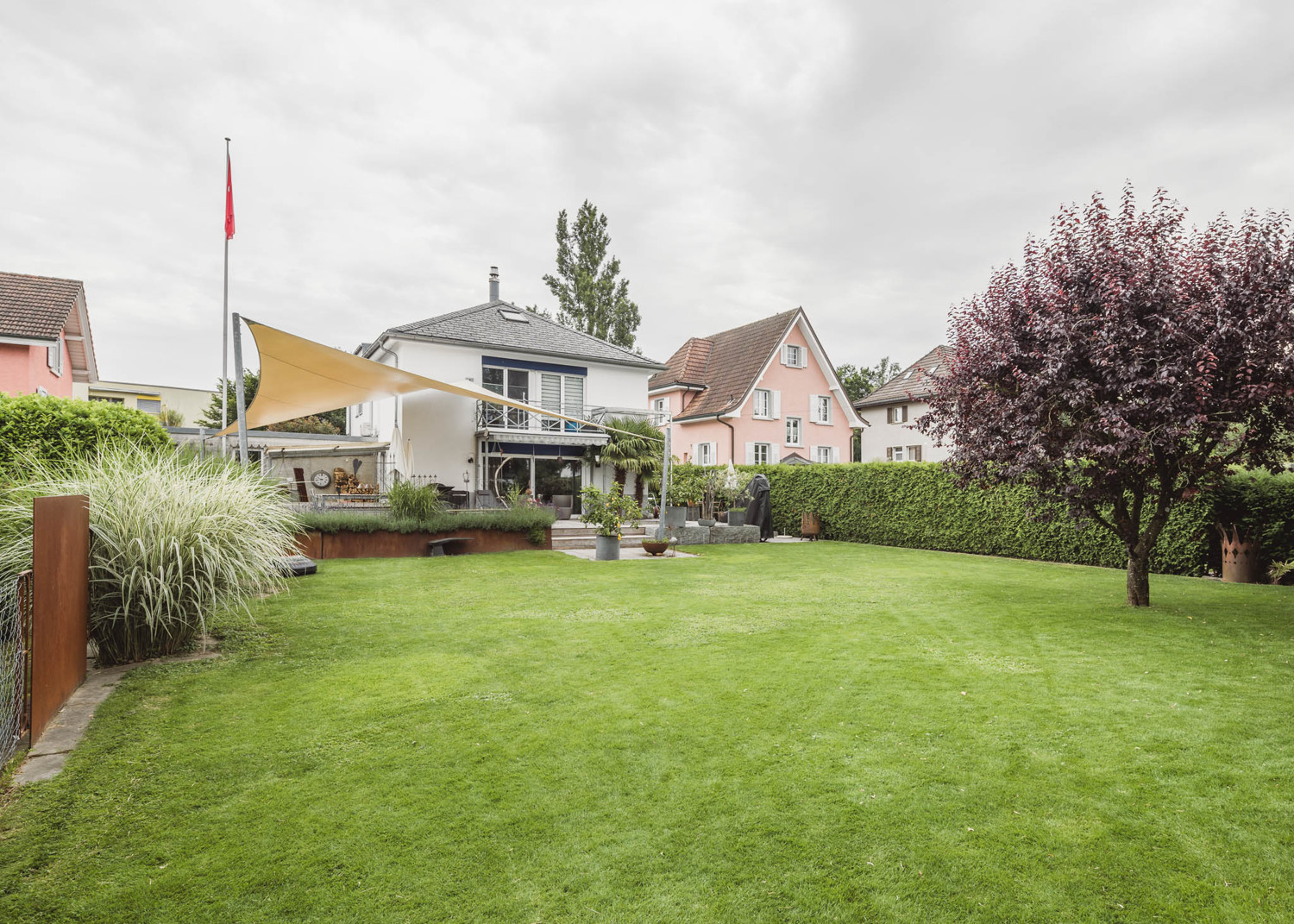 Modernes Einfamilienhaus mit liebevoll angelegtem Garten