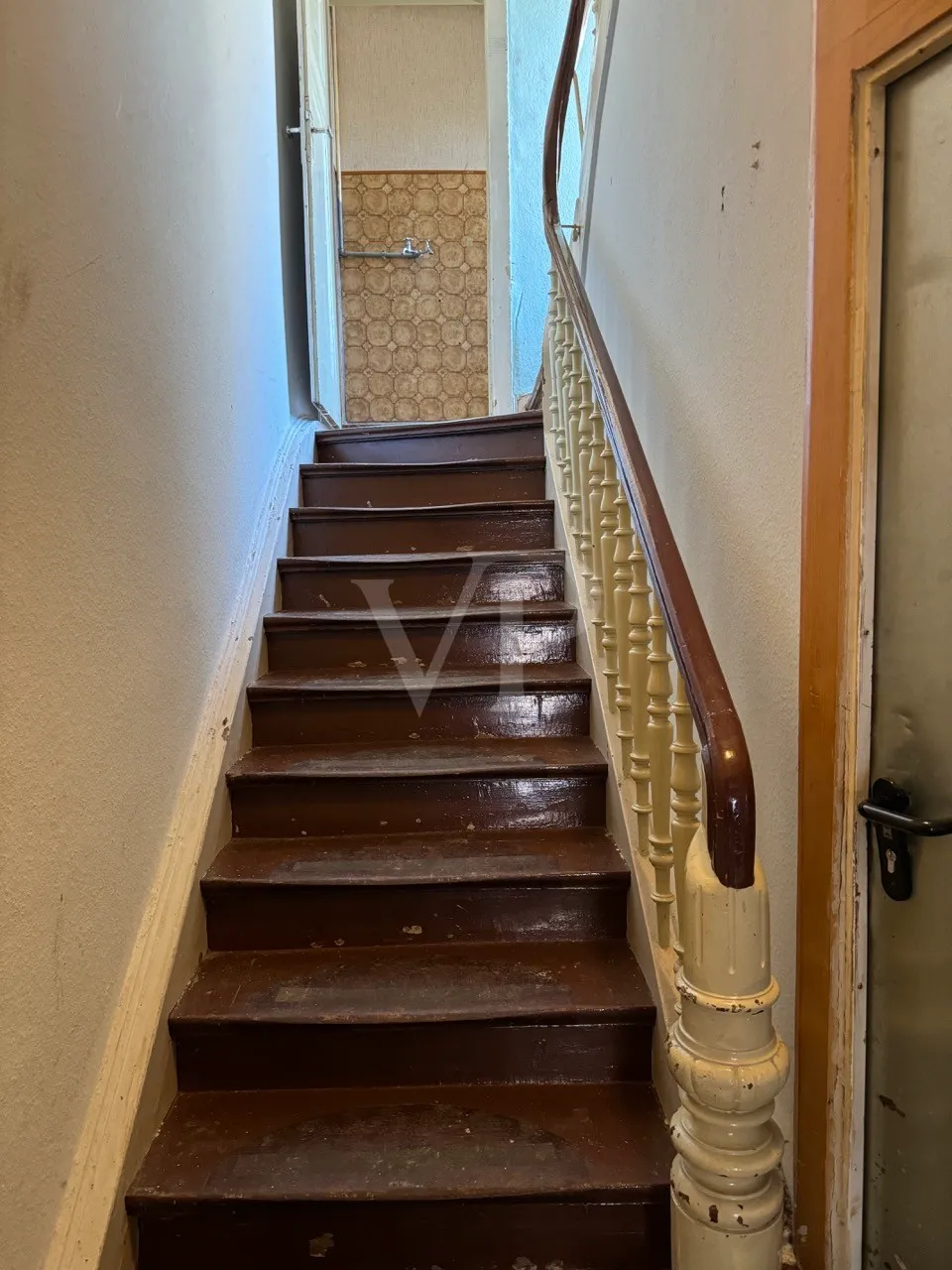 Shaping the future: Residential and commercial building centrally located in Idar!!!