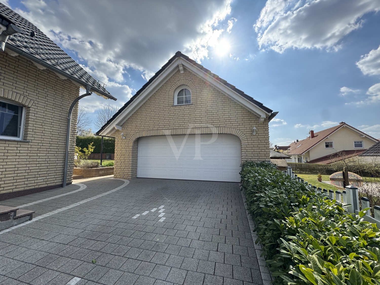 Doppelgarage & lage Auffahrt