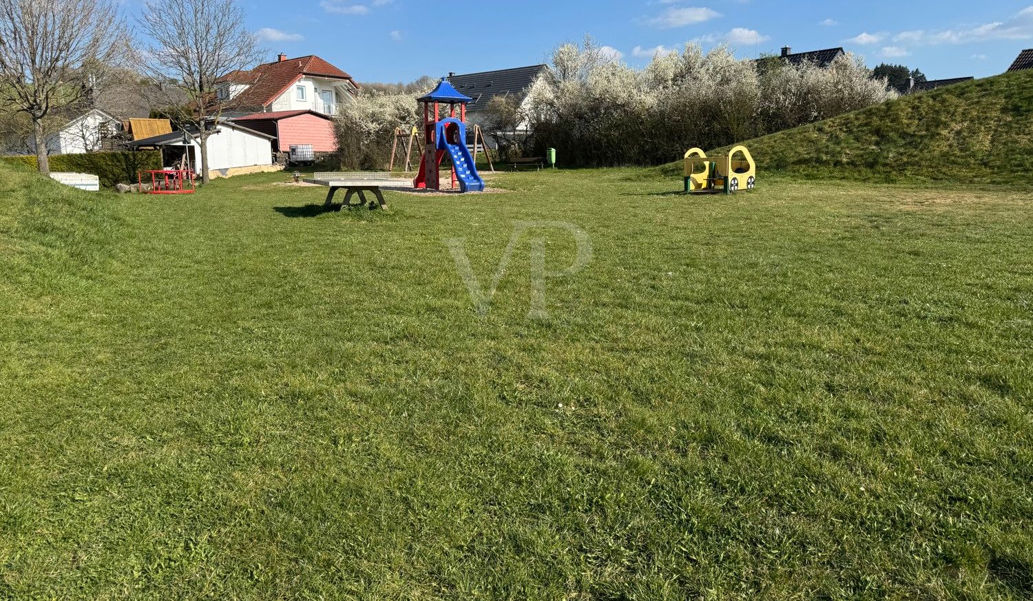 Spielplatz hinter dem Haus