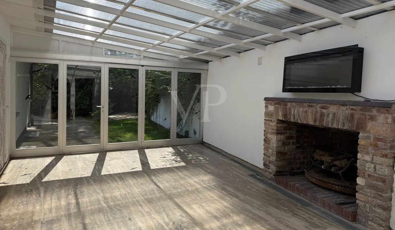 Wintergarten mit Blick in den Garten