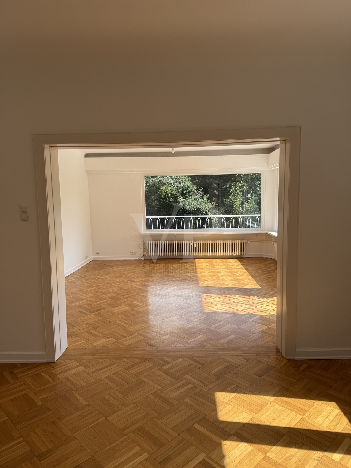 Blick vom Essbereich in den Wohnbereich (2)