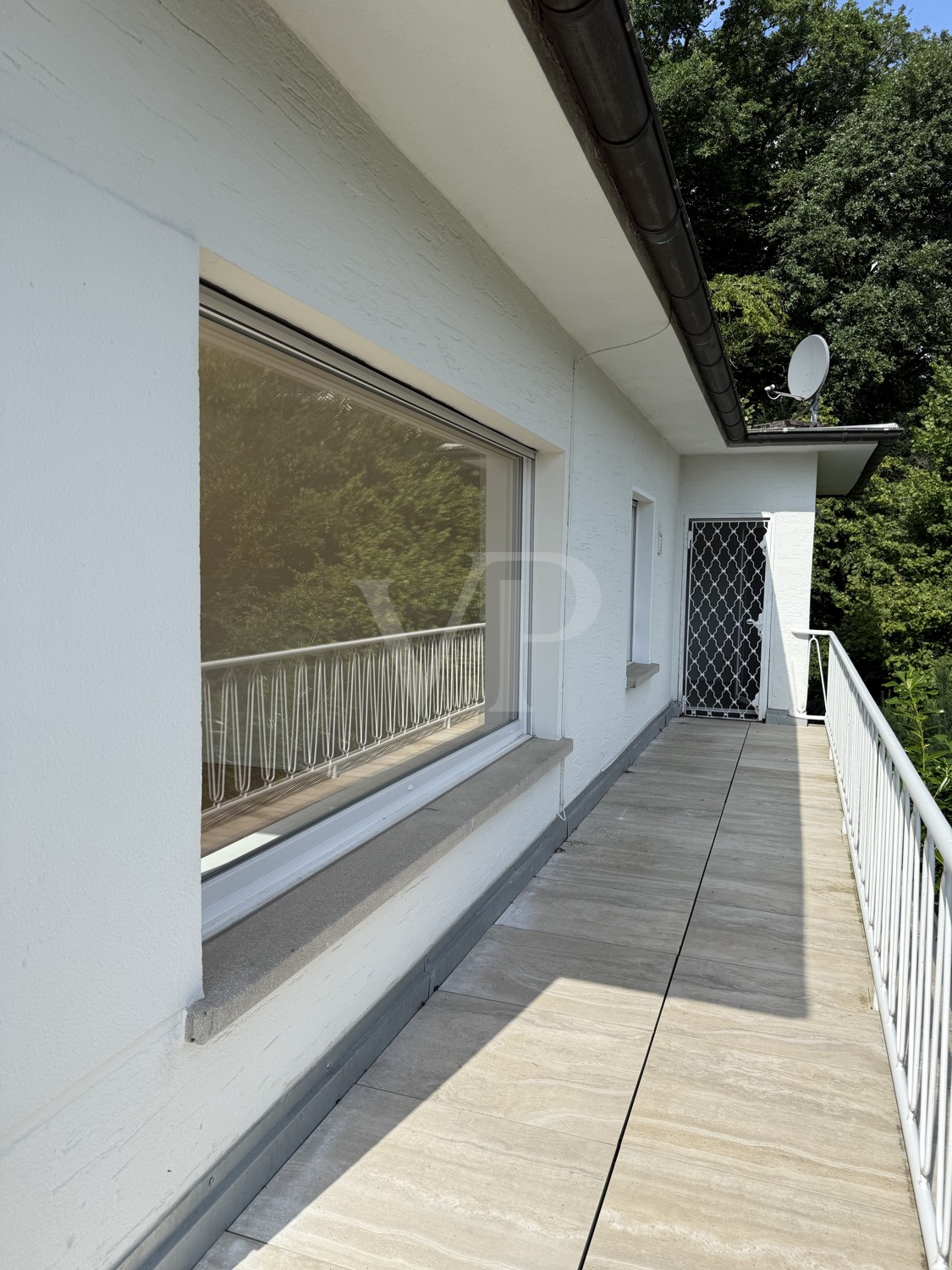 Balkon mit Blick auf den Eingang zum Schlafzimmer