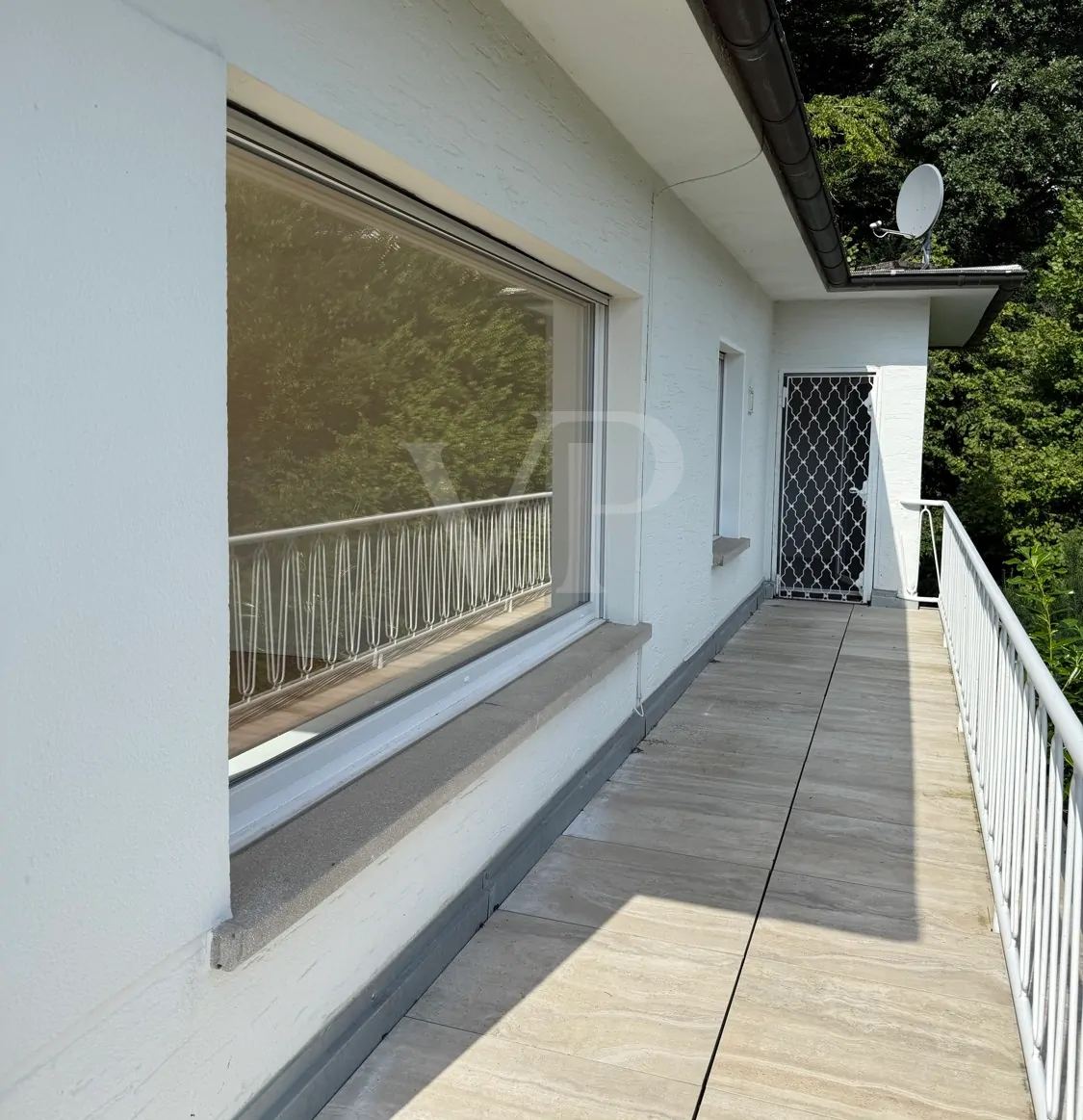 Balkon mit Blick auf den Eingang zum Schlafzimmer
