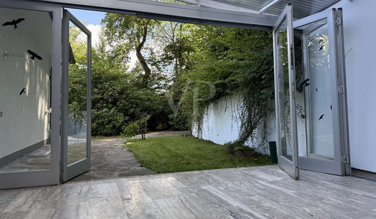 Blick vom Wintergarten in den Garten