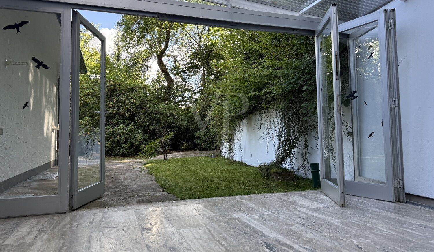 Blick vom Wintergarten in den Garten
