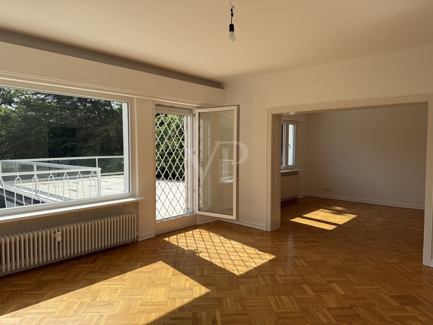 Blick vom Wohnbereich auf den Essbereich und die Terrasse