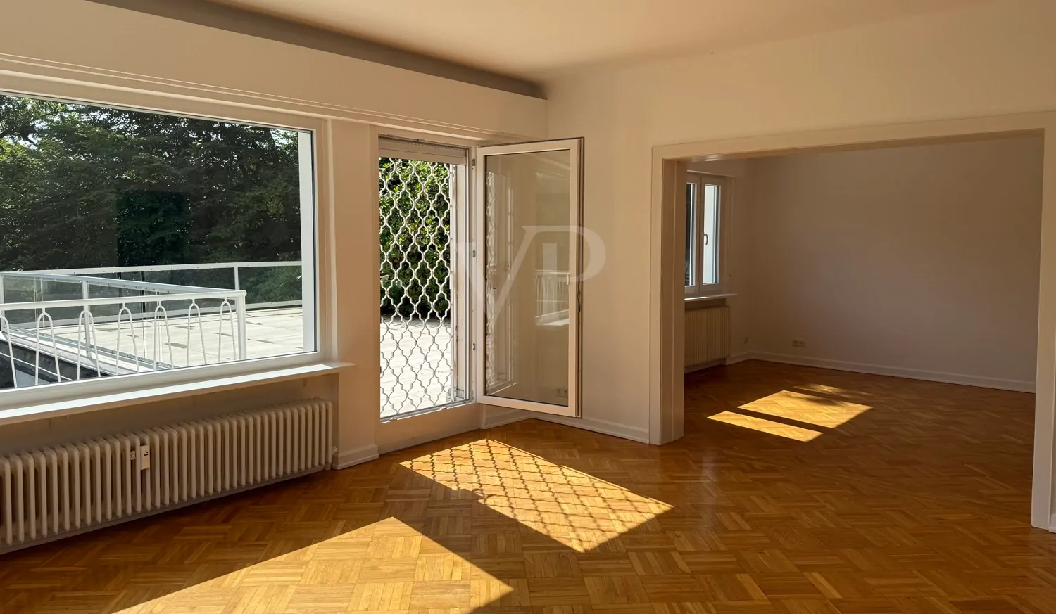 Blick vom Wohnbereich auf den Essbereich und die Terrasse