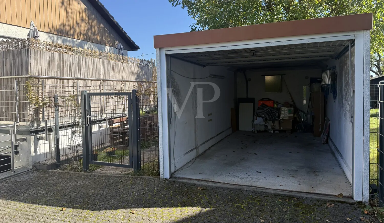 Garage + Eingang zum Garten