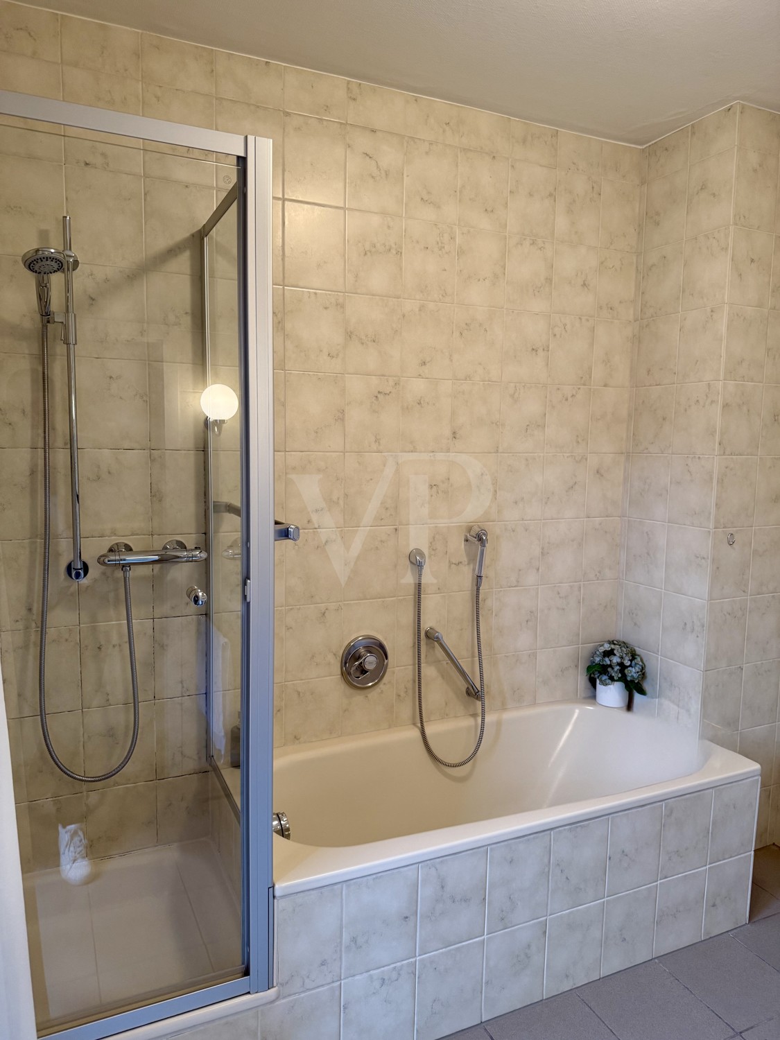 OG-Tageslicht-Badezimmer mit Zugang zu Balkon (2)