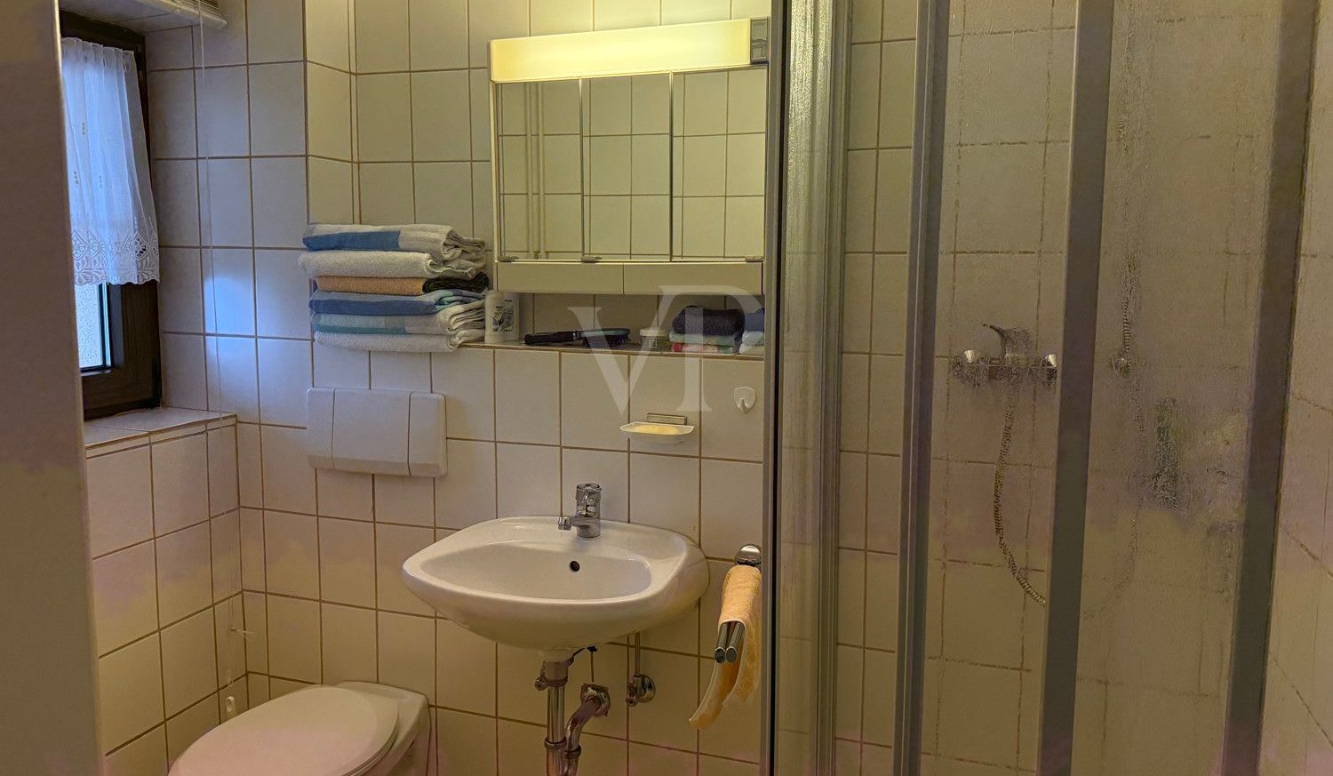 Einliegerwohnung-Tageslicht-D-uschbad