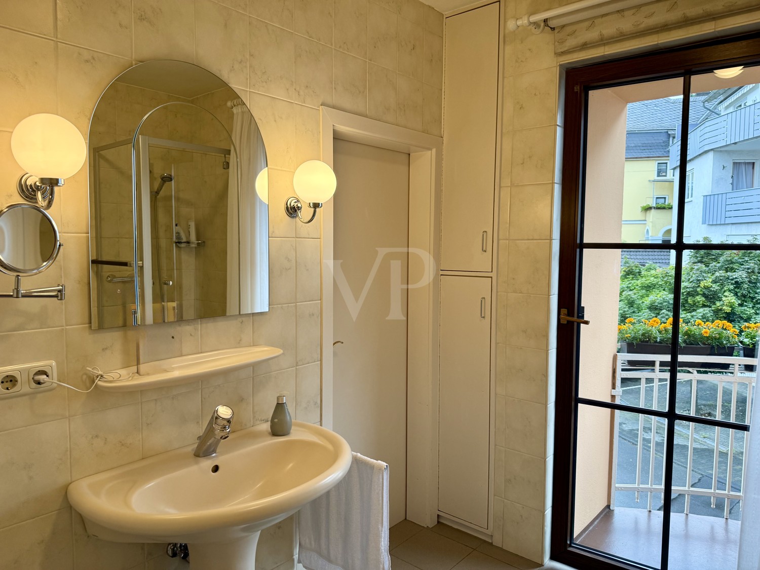 OG-Tageslicht-Badezimmer mit Zugang zu Balkon (1)