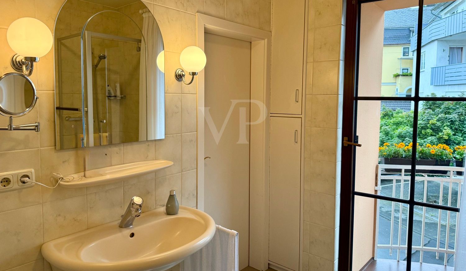 OG-Tageslicht-Badezimmer mit Zugang zu Balkon (1)
