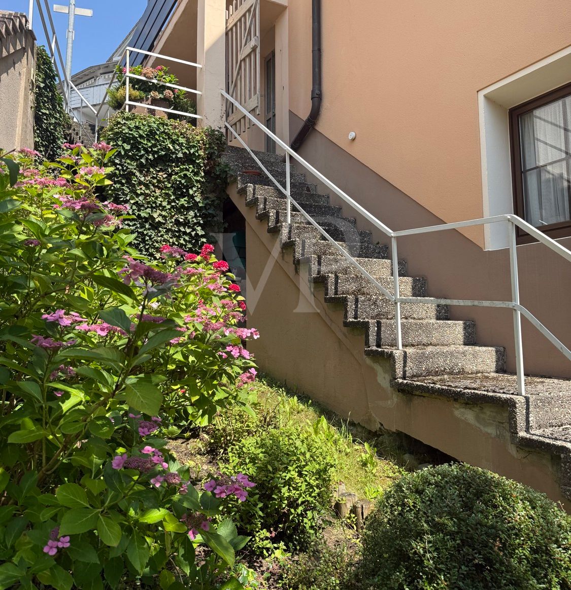 Treppen von Garten zu Hauseingang